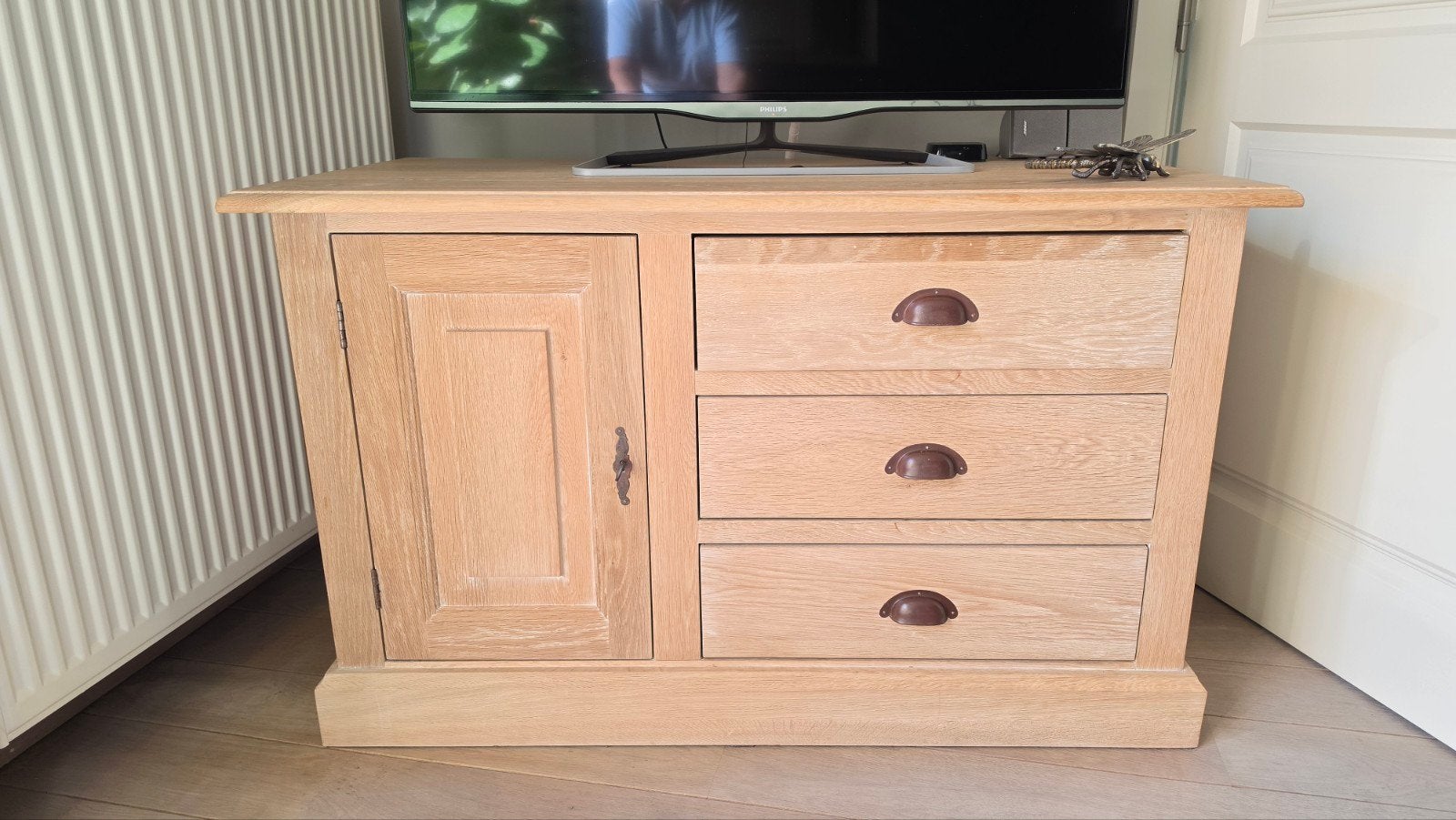 tv meubel, Ophalen, 100 tot 150 cm, Eikenhout, Zo goed als nieuw