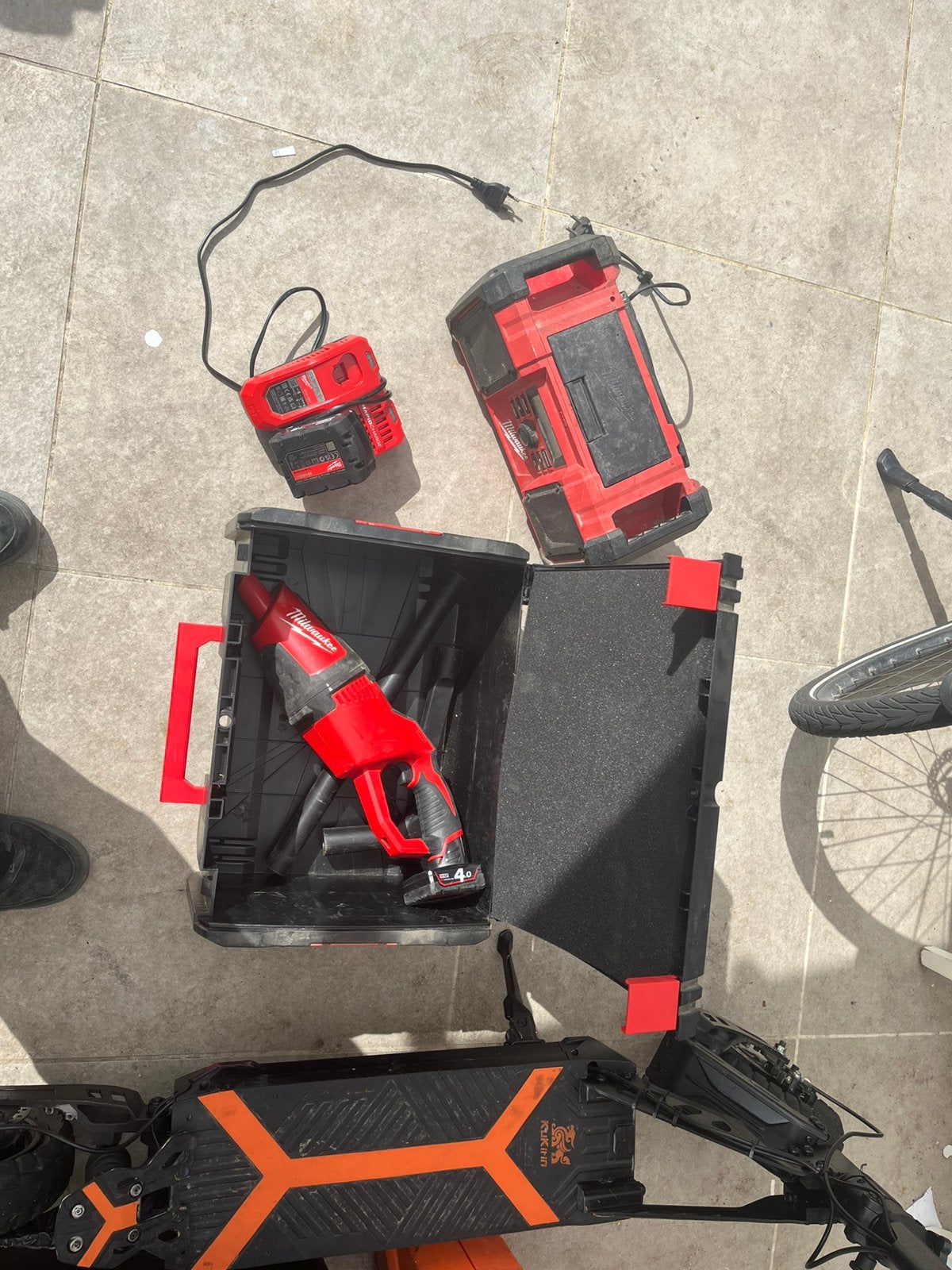 Miwaulkee stofzuiger en radio, Doe-het-zelf en Bouw, Ophalen, Zo goed als nieuw