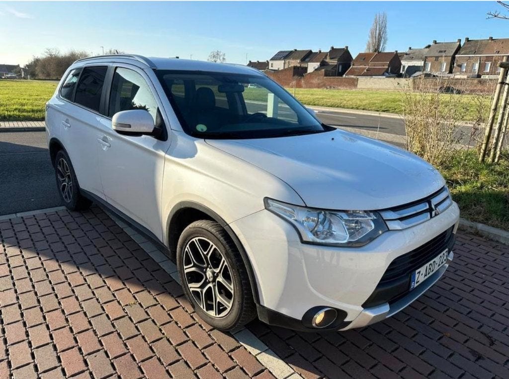 Mitsubishi outlander 2.2 tdi //150ch // 2015 // 7 places, Auto's, Automaat, Xenon verlichting, Outlander, https://public.car-pass.be/vhr/39321885-3814-4241-ac82-b052d7d24e7a