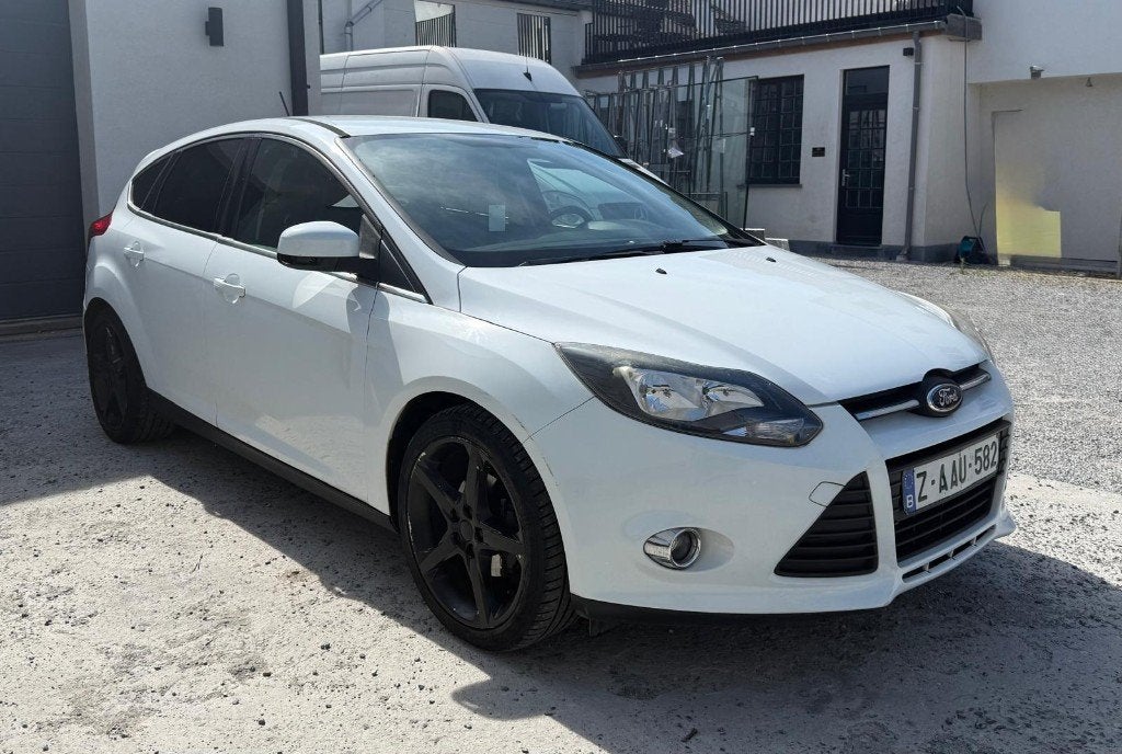 Ford Focus 2012 – Essence – 116.000 km – 5 portes – Airco, Auto's, Euro 5, Stof, Zwart, Wit