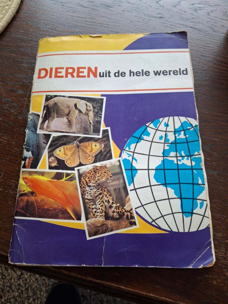 Plaatjes verzamelboek :  Dieren uit de hele wereld., Verzamelen, Ophalen of Verzenden