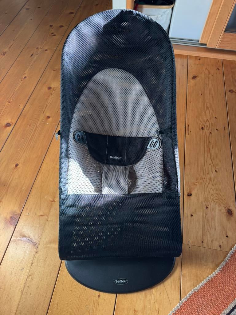 Transat Babybjörn - noir/gris (maille), Autres marques, Comme neuf, Enlèvement, Avec ceinture(s)