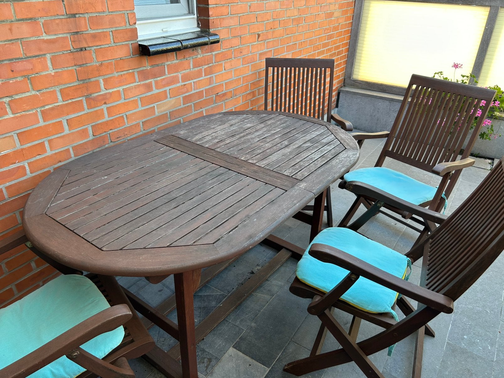 Uitschuifbaar teak tafel met 4 stoelen en kussentjes, Tuin en Terras, Tuinsets en Loungesets, Ophalen, Zo goed als nieuw
