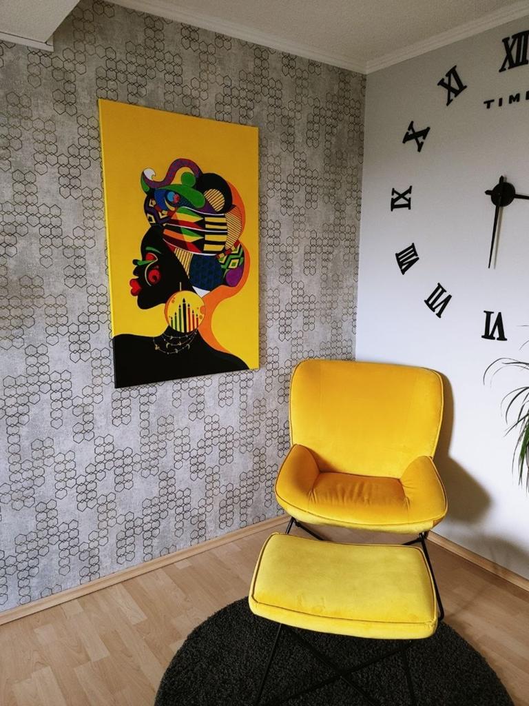 Gele fluwelen stoel met voetenbank – zo goed als nieuw, Huis en Inrichting, Stoelen, Ophalen, Stof