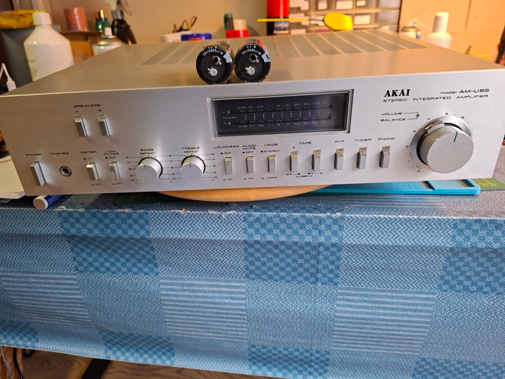 Akai AM U55 versterker DEFECT, Audio, Tv en Foto, Versterkers en Ontvangers, Ophalen