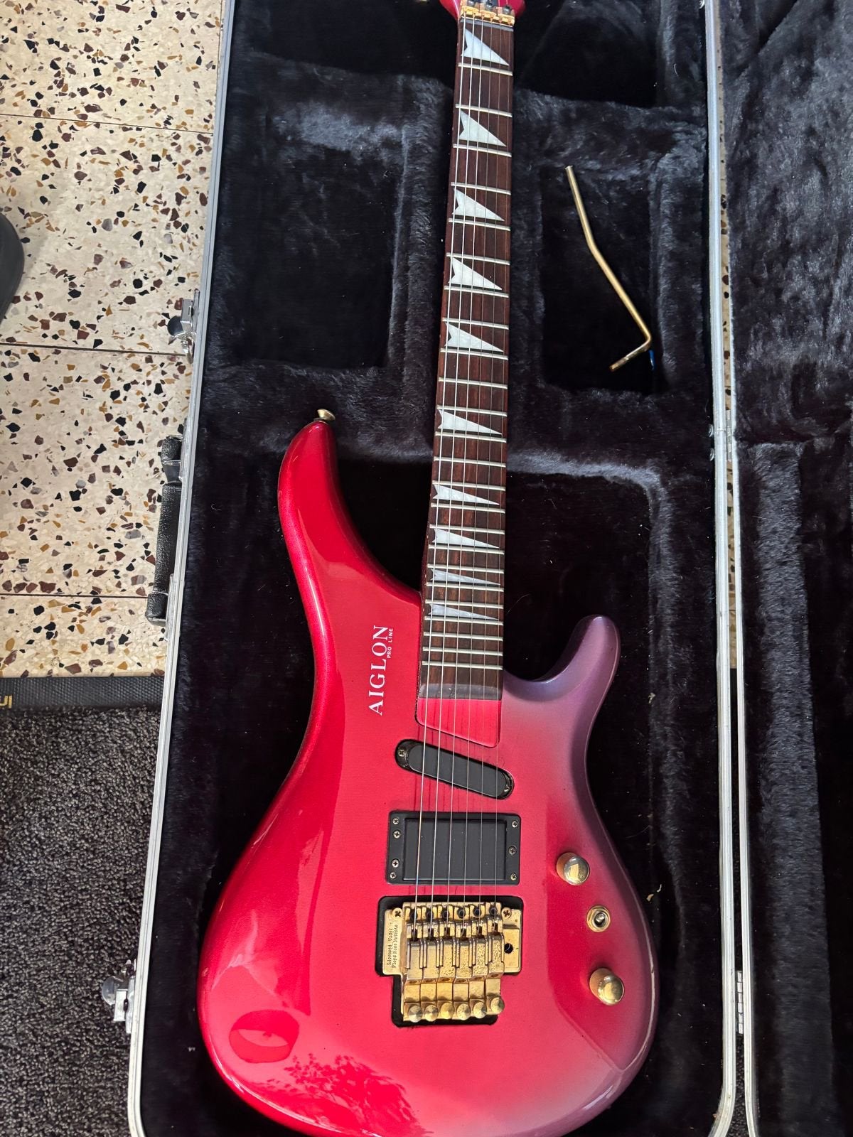 Vintage DAYTONE Aiglon pro line 1992-93 - rouge mauve, Musique & Instruments, Instruments à corde | Guitares | Électriques, Enlèvement