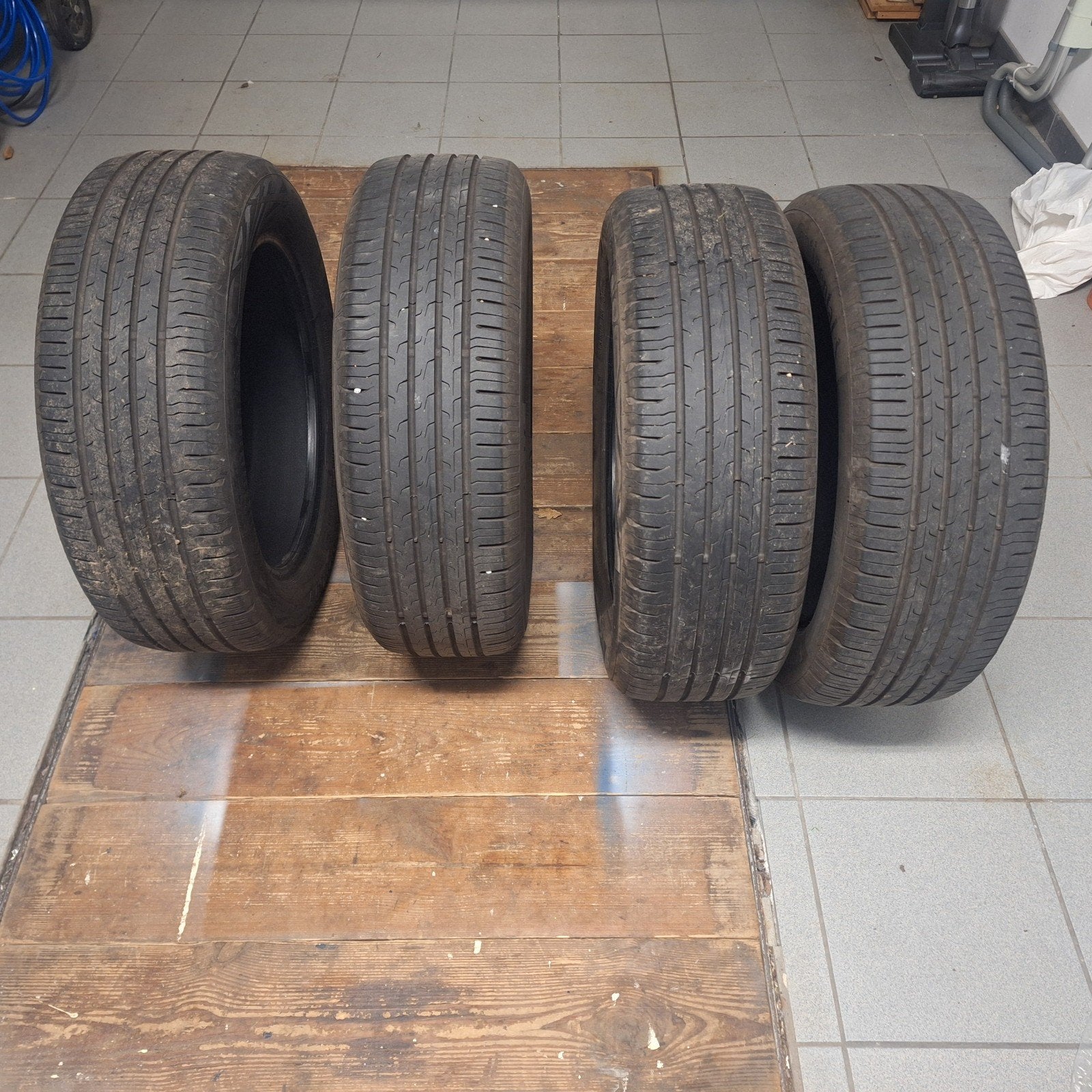 vier zomerbanden contenital, Auto-onderdelen, Banden en Velgen, Gebruikt, 17 inch, Zomerbanden, 205 mm