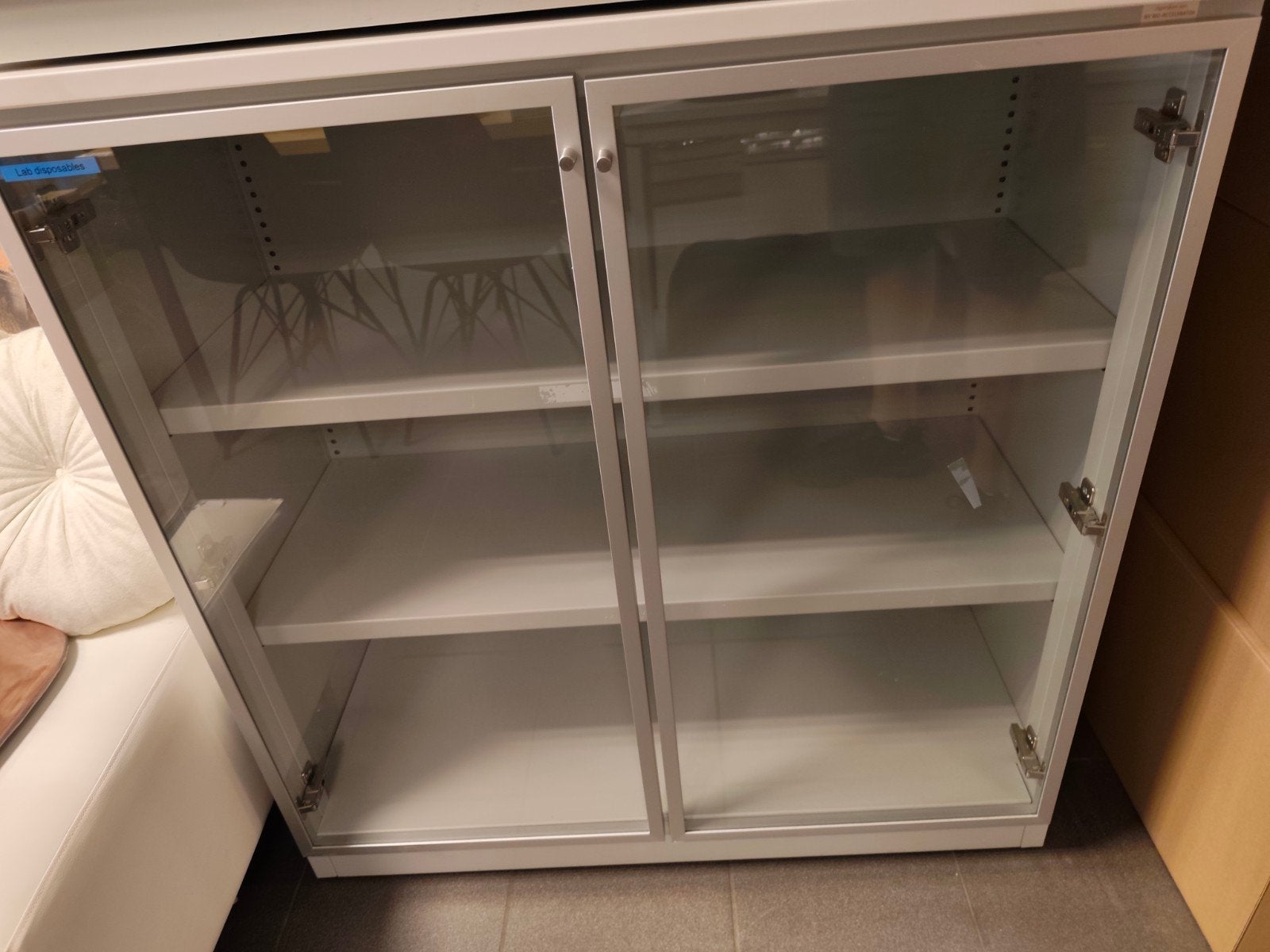 Bureau kasten met glazen deur, Ophalen