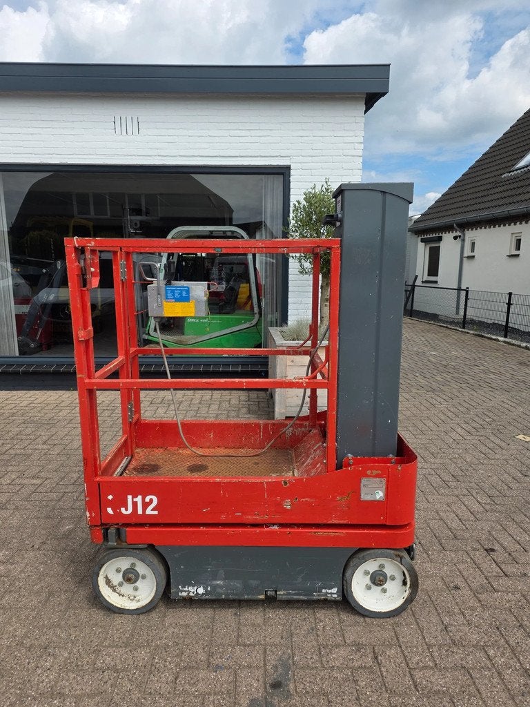 Skyjack Mast hoogwerker schaarlift 142 uur (bj 2012), Zakelijke goederen, Machines en Bouw | Liften, Steigers en Ladders