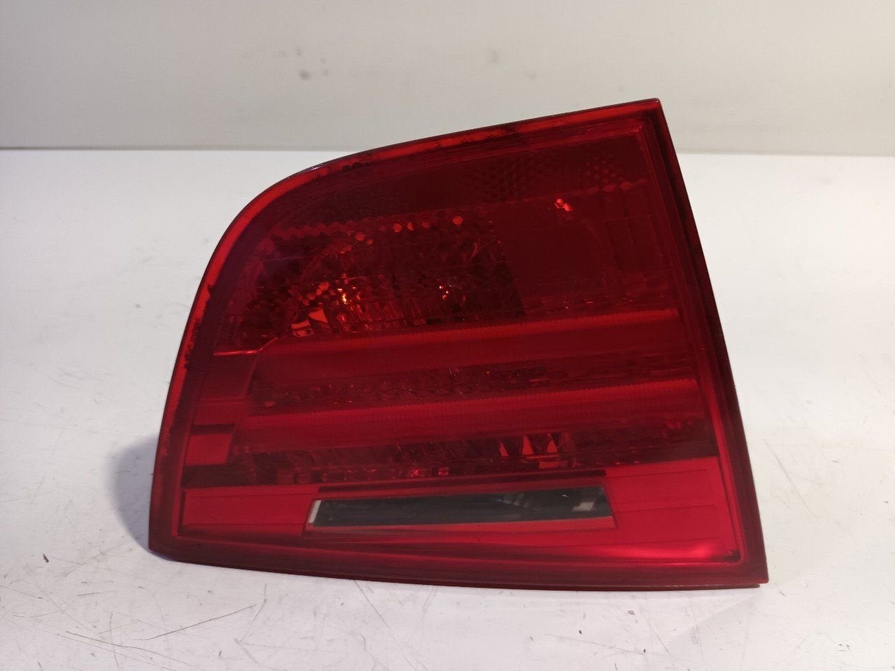 Achterlicht kofferdeksel achterklep links BMW 3 serie, Onderdelen@venauto.nl, Van der Ven Autorecycling B.V., Ettenseweg 76, 4706 PB Roosendaal, The Netherlands