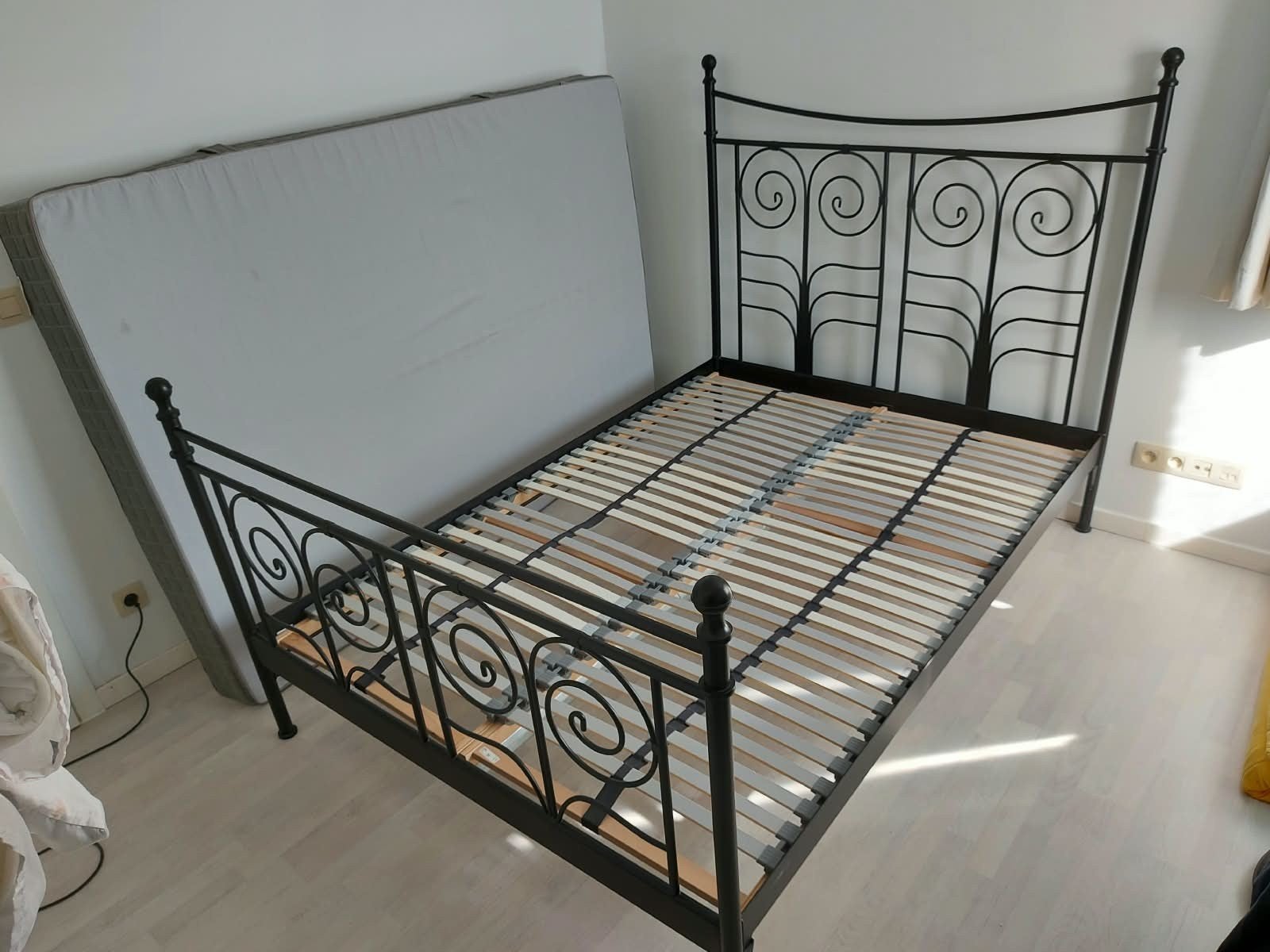 Metalen bed 140 x 200, Huis en Inrichting, Ophalen, Zwart