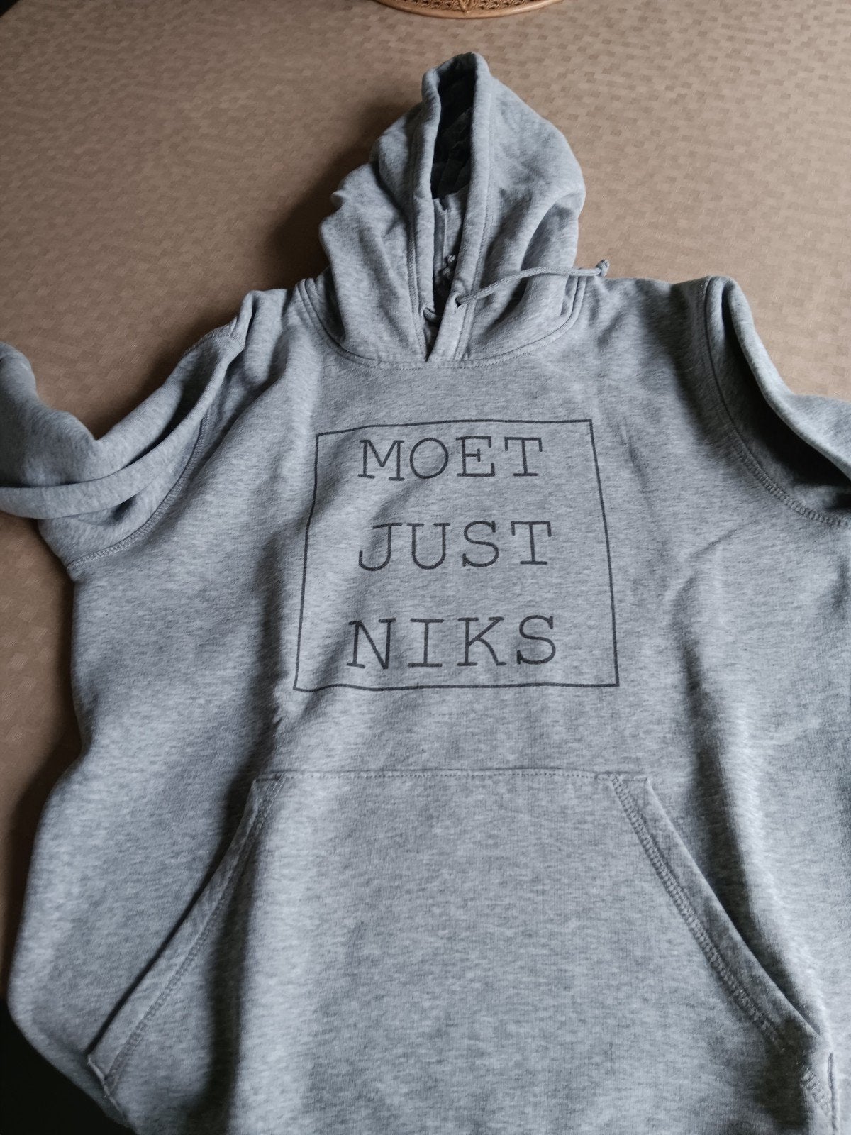 Hoodie MOET JUST NIKS maat S, Kinderen en Baby's, Kinderkleding | Maat 176, Ophalen of Verzenden