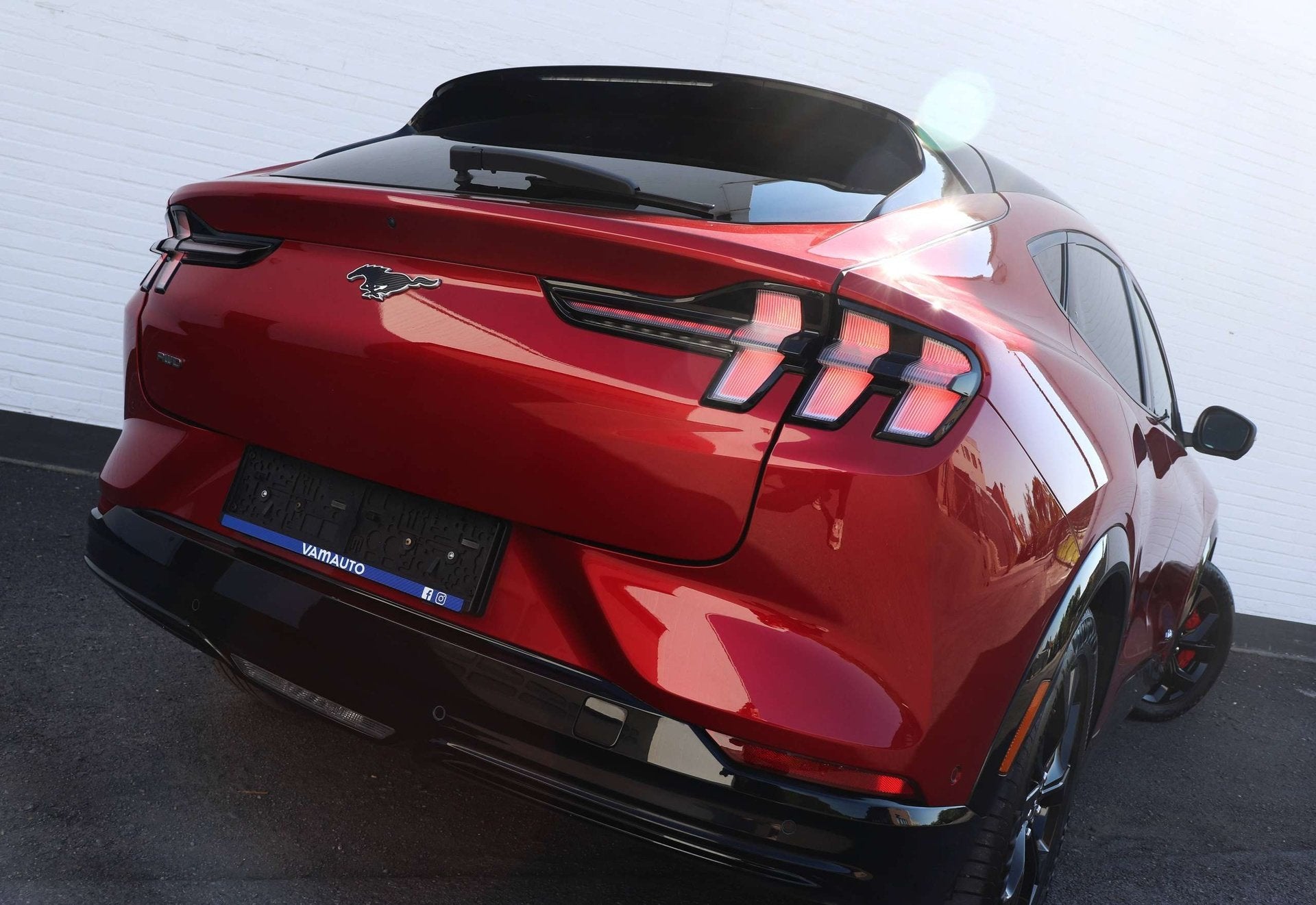 Ford Mustang Mach-E 76 kWh AWD Premium - Pano/BlindSpot/B&O/, Autos, Ford, Rouge, Achat, Euro 6, Noir
