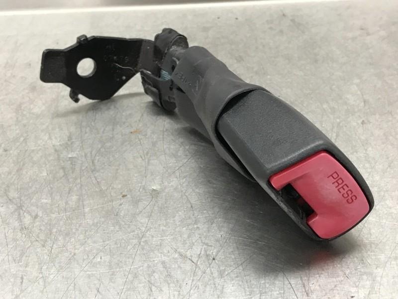 BOUCLE DE CEINTURE ARRIÈRE DROIT Toyota Auris (E15), Utilisé, Toyota