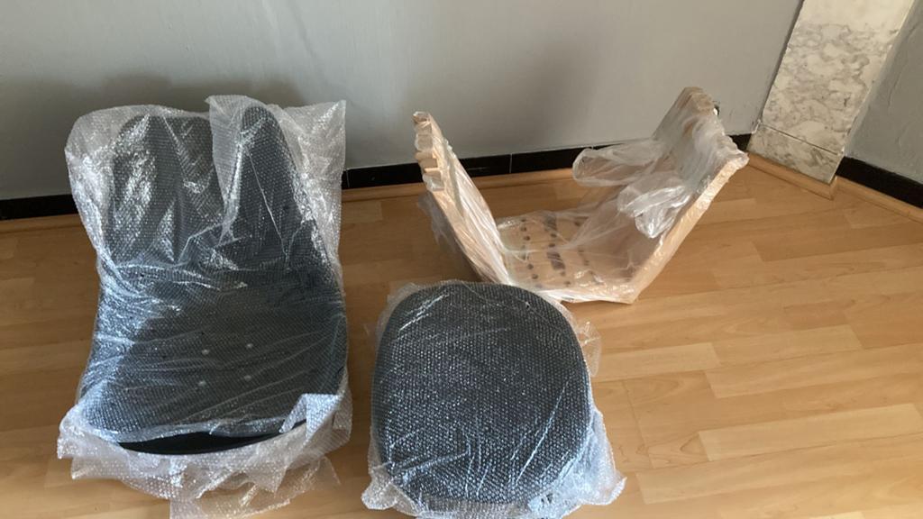 NEUF 4 CHAISES EN NOIR A VENDRE, Neuf, Enlèvement, Cuir, Quatre