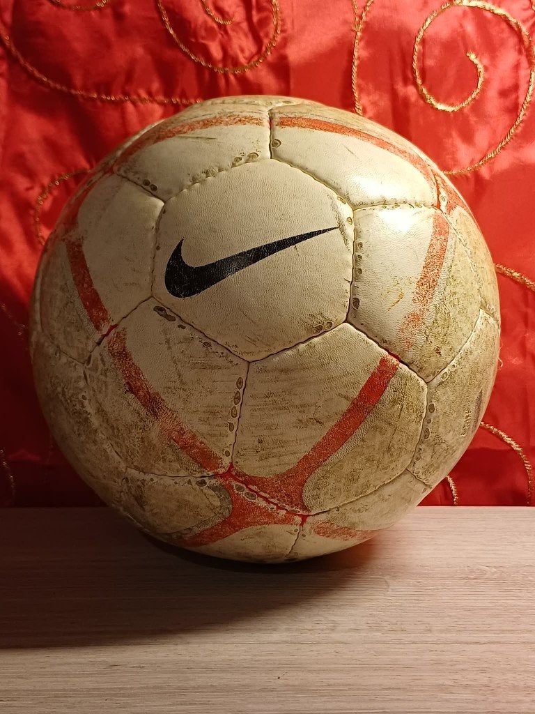 Ballon de foot Vintage Nike Total 90 T90 Swift Taille 5, Sports & Fitness, Utilisé, Plus grand que la taille XL, Ballon, Envoi