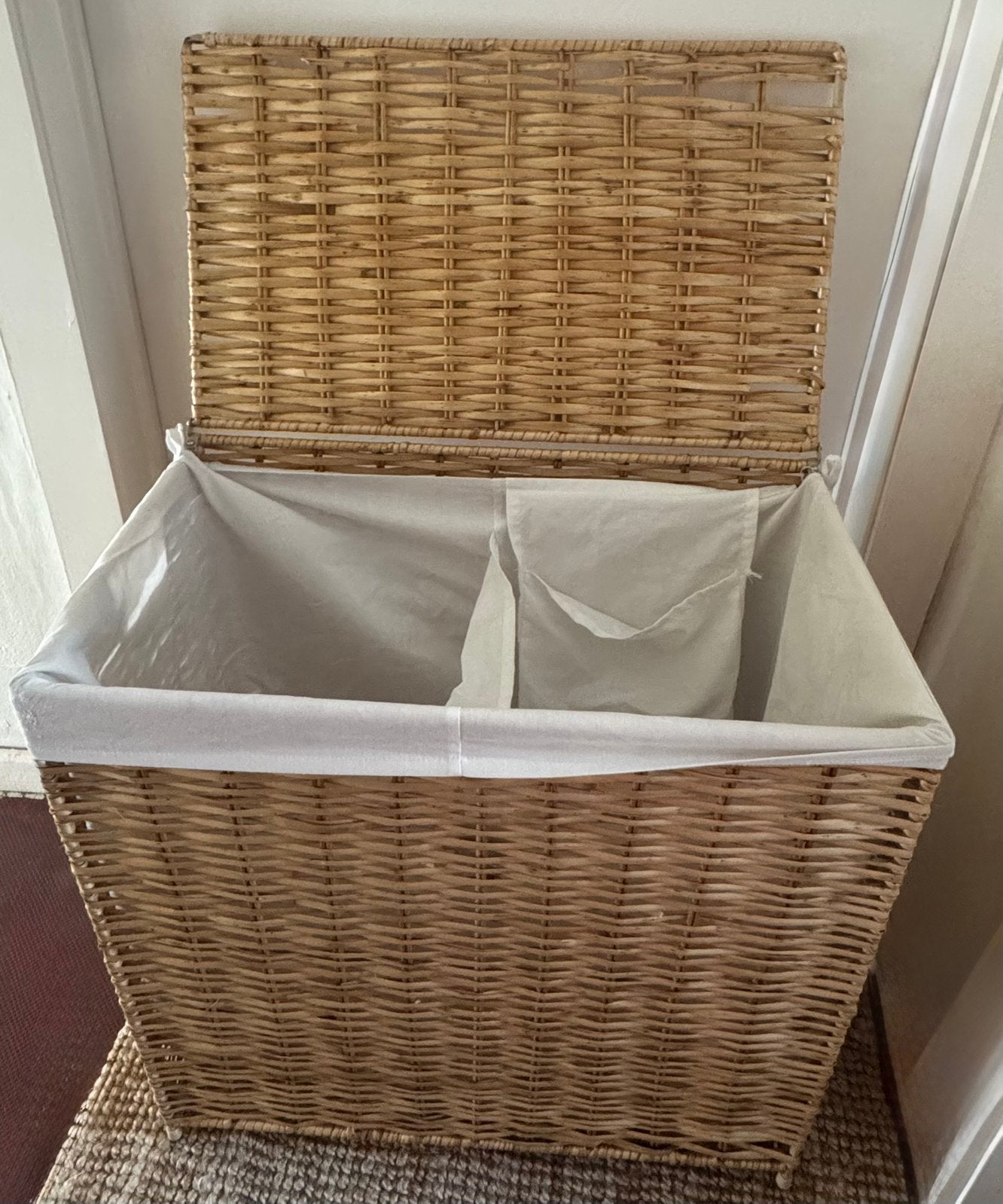 Grote rieten wasmand met deksel, Huis en Inrichting, Ophalen, Met deksel, Mand, Zo goed als nieuw