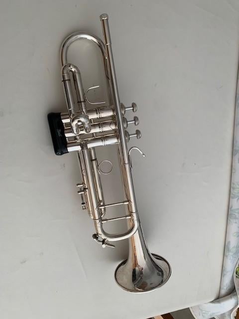 muziekinstrument  Bes- trompet,  Bach Stadivarius, Muziek en Instrumenten, Ophalen, Zo goed als nieuw, Trompet in si bemol, Met koffer