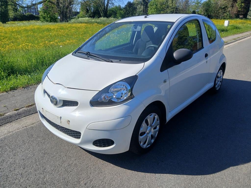 Toyota Aygo 1.0 benzine 2011 50kw Met carpass, Voorwielaandrijving, 4 zetels, Stof, Wit