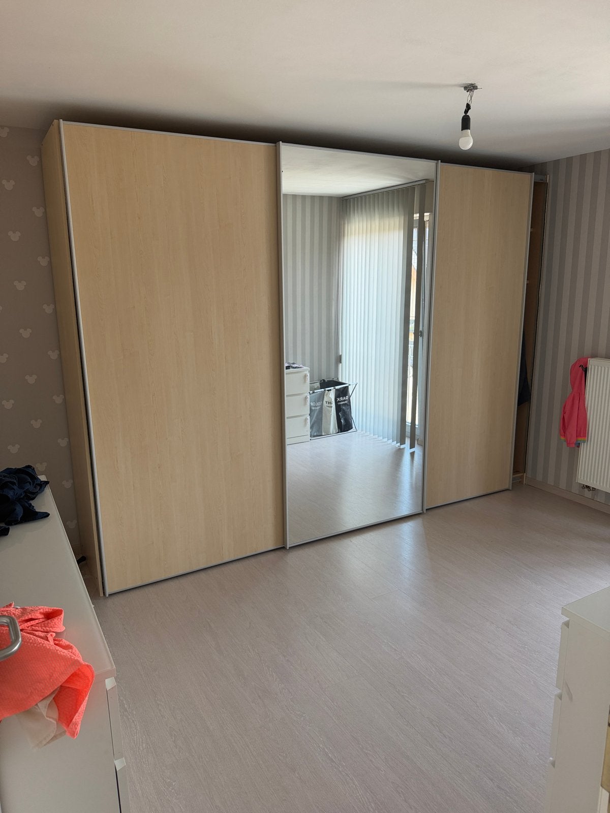 Degelijke kleerkast, Ophalen, Zo goed als nieuw, Met deur(en)