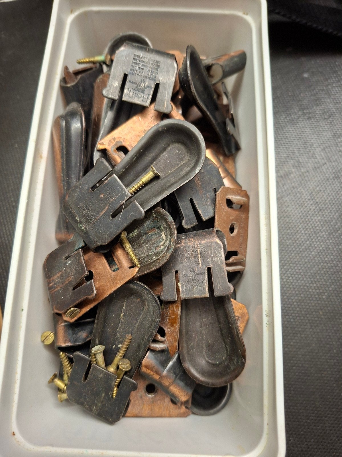 32 Attaches pour tapis d’escalier., Enlèvement ou Envoi
