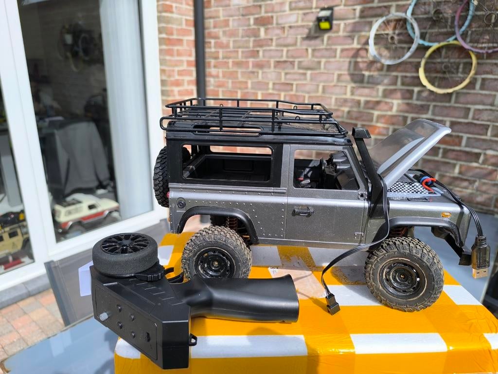 Mn 99 s Defender Silver, Hobby en Vrije tijd, Elektro, Auto offroad, Ophalen of Verzenden, Zo goed als nieuw