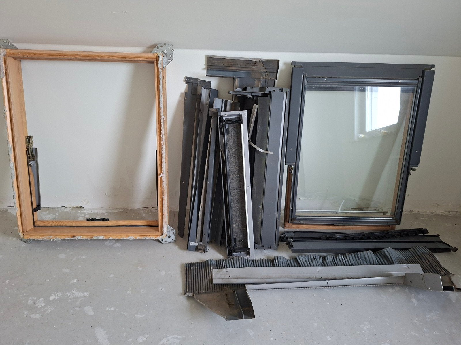 Lanterneau Velux 98x78 + moustiquaire + volet (2 pièces disp, Bricolage & Construction, Enlèvement, Lucarne