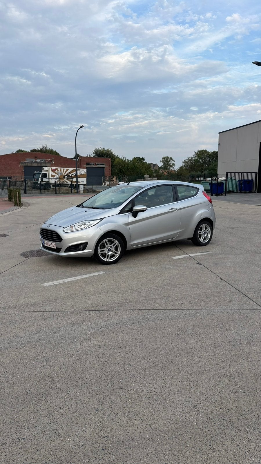 Ford Fiesta - benzine - Lage kilometers, Autos, Argent ou Gris, Achat, Euro 6, Boîte manuelle