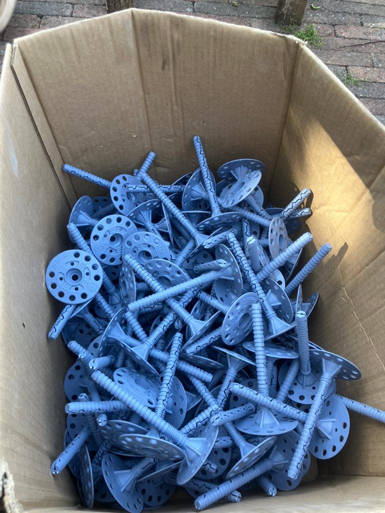 Isolfix nt pluggen 10 x 120 + spouwhaken, Doe-het-zelf en Bouw, Isolatie en Afdichting, Ophalen, Zo goed als nieuw