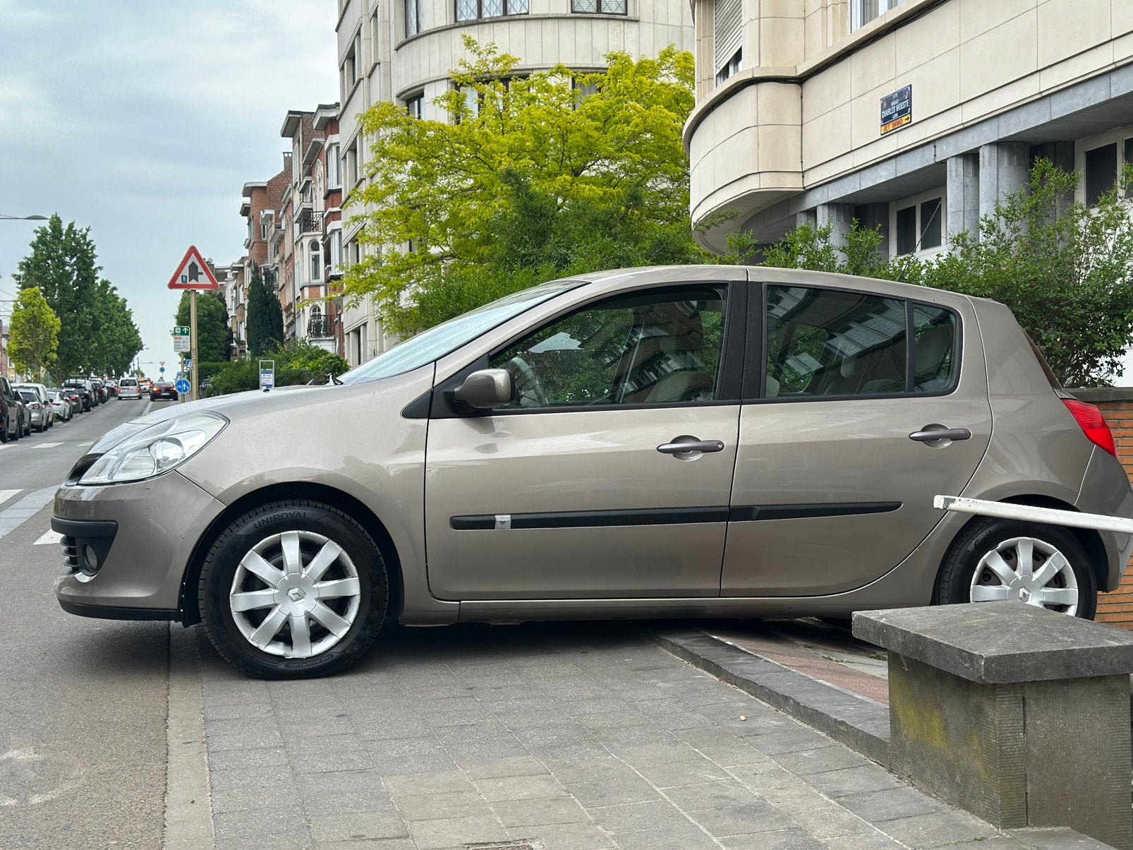 RENAULT CLIO 1.6 ESSENCE BOITE AUTO AIRCO - 2009 - 130000km, Autos, Achat, Beige, 5 portes, Automatique