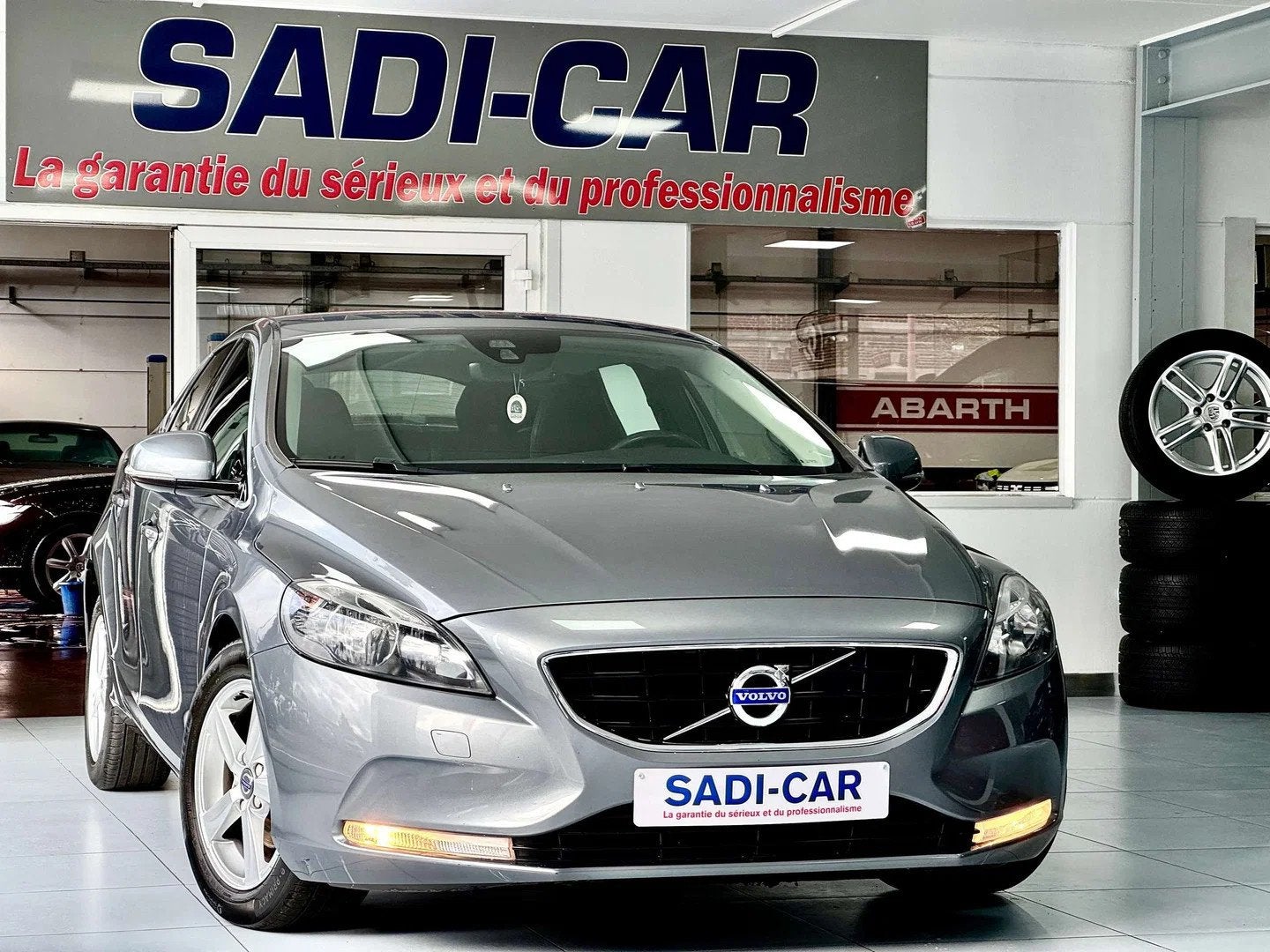 Volvo V40 1.6 D2 114cv Momentum, Autos, Volvo, Entreprise, Boîte manuelle, Noir, 5 portes
