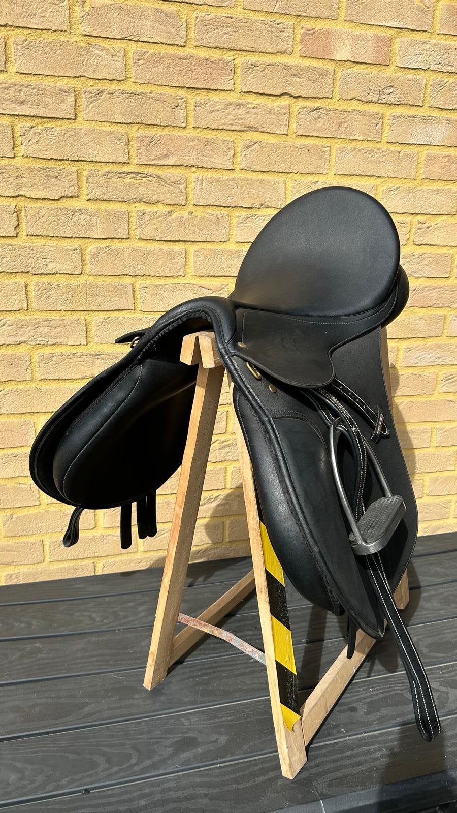 Selle pour cheval et accessoirs., Siège semi-creux, L (17.5 pouces), Wintec, Comme neuf