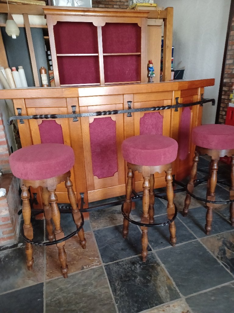 Houten barmeubel met toog, achterwand en 3 barkrukken, Huis en Inrichting, Ophalen, Gebruikt, Inclusief barstoelen
