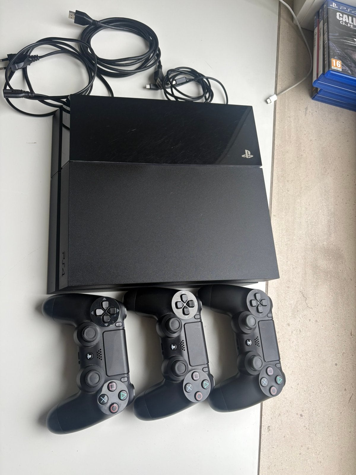 PS4 à vendre avec 3 consoles de travail + jeux, 500 GB, Comme neuf, Avec 3 manettes ou plus, Enlèvement