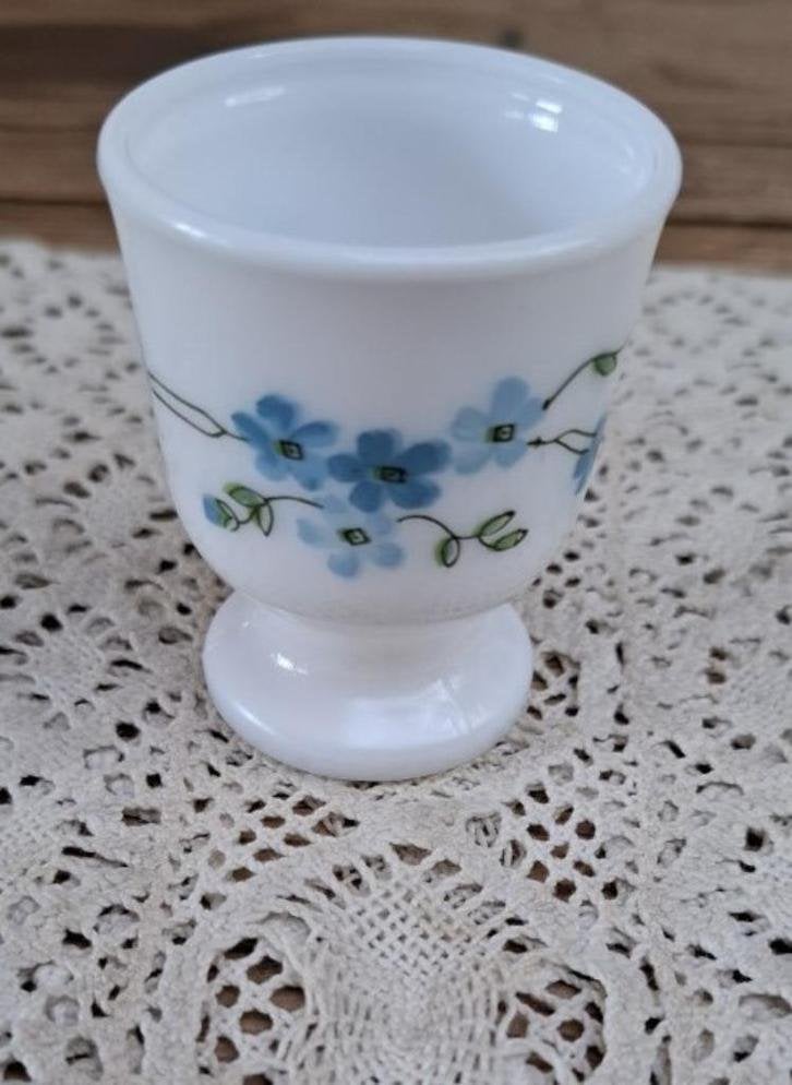 Vintage Frans Arcopal Veronica eierdopje, vergeet me nietjes, Maison & Meubles, Cuisine | Vaisselle, -, Comme neuf, Verre, Autres types