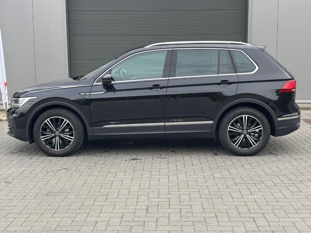 VW Tiguan benzine automaat 17.000km, Autos, Cuir, Entretenue par le concessionnaire, Noir, 5 portes