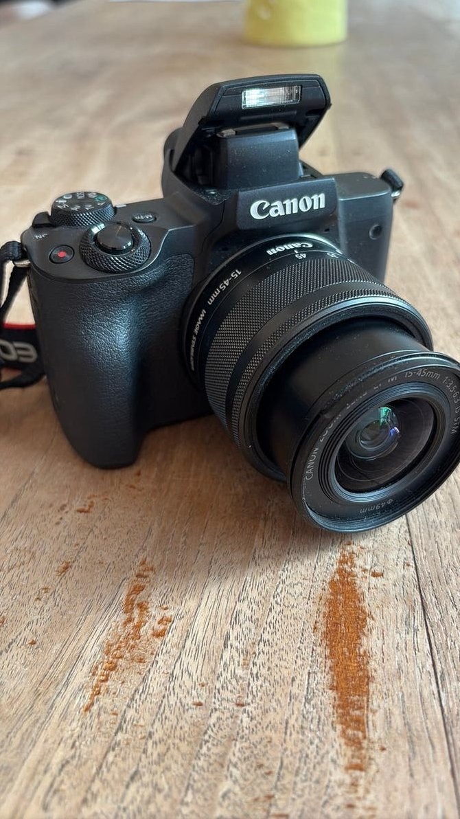 Canon EOS M50 2batt & tas, Ophalen, Zo goed als nieuw, Oplader, Canon