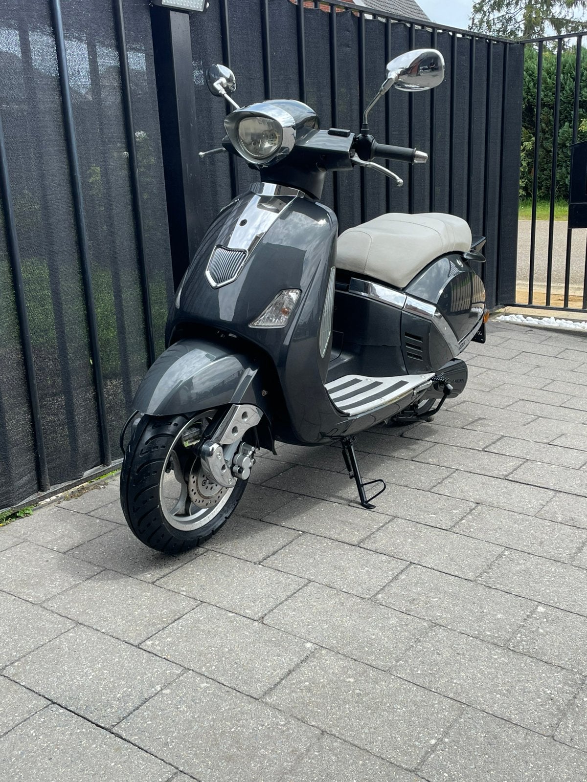 ✅Vespa look scooter 125cc, Fietsen en Brommers, Snorfietsen en Snorscooters, Ophalen, Zo goed als nieuw, Vespa