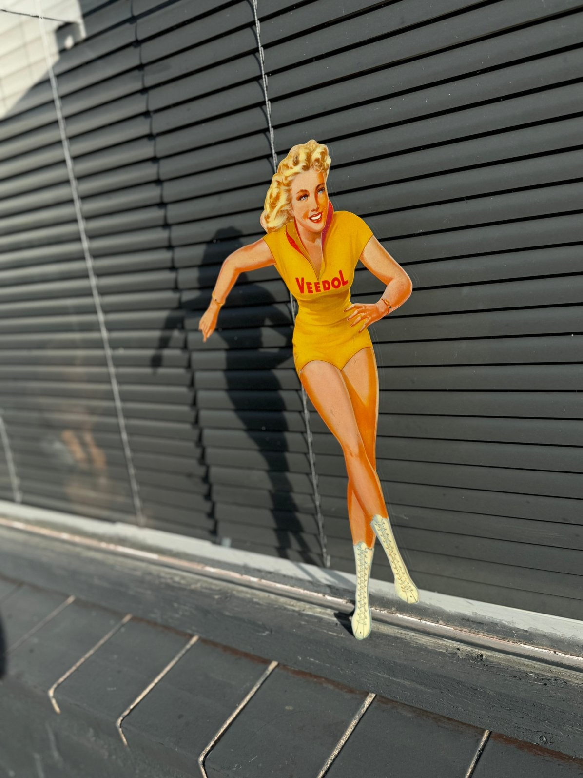 Veedol schaatster oude reclame pin up, Verzamelen, Reclamebord, Gebruikt, ., Ophalen of Verzenden