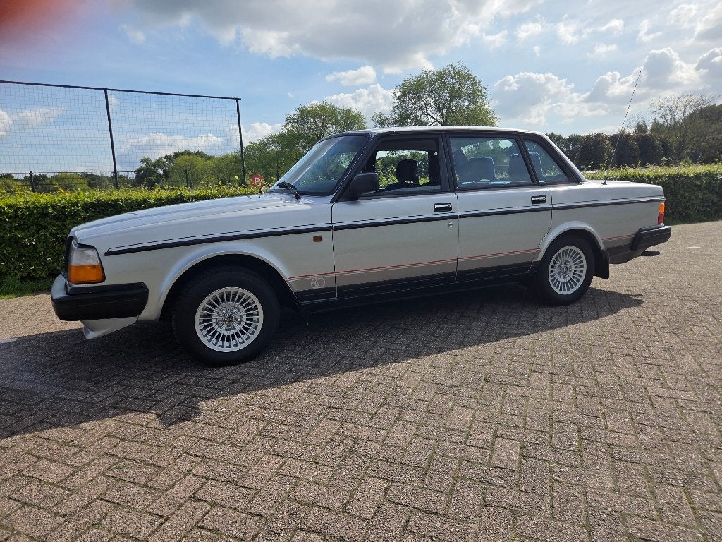 Volvo 240 zilvergrijs-zwart bouwjaar 1987, Auto's, Achterwielaandrijving, Particulier, Blauw, Volvo