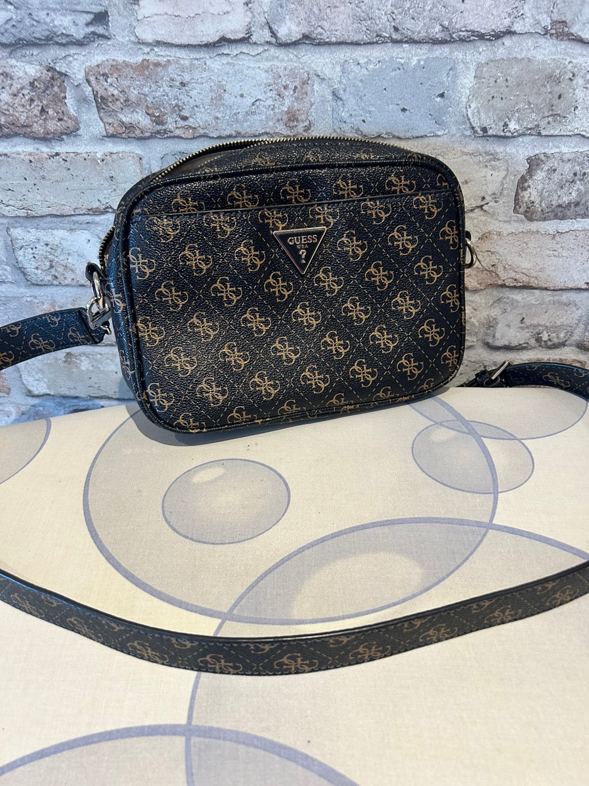 Guess handtas, Bijoux, Sacs & Beauté, Sacs | Sacs à bandoulière, Enlèvement, Comme neuf, Autres marques