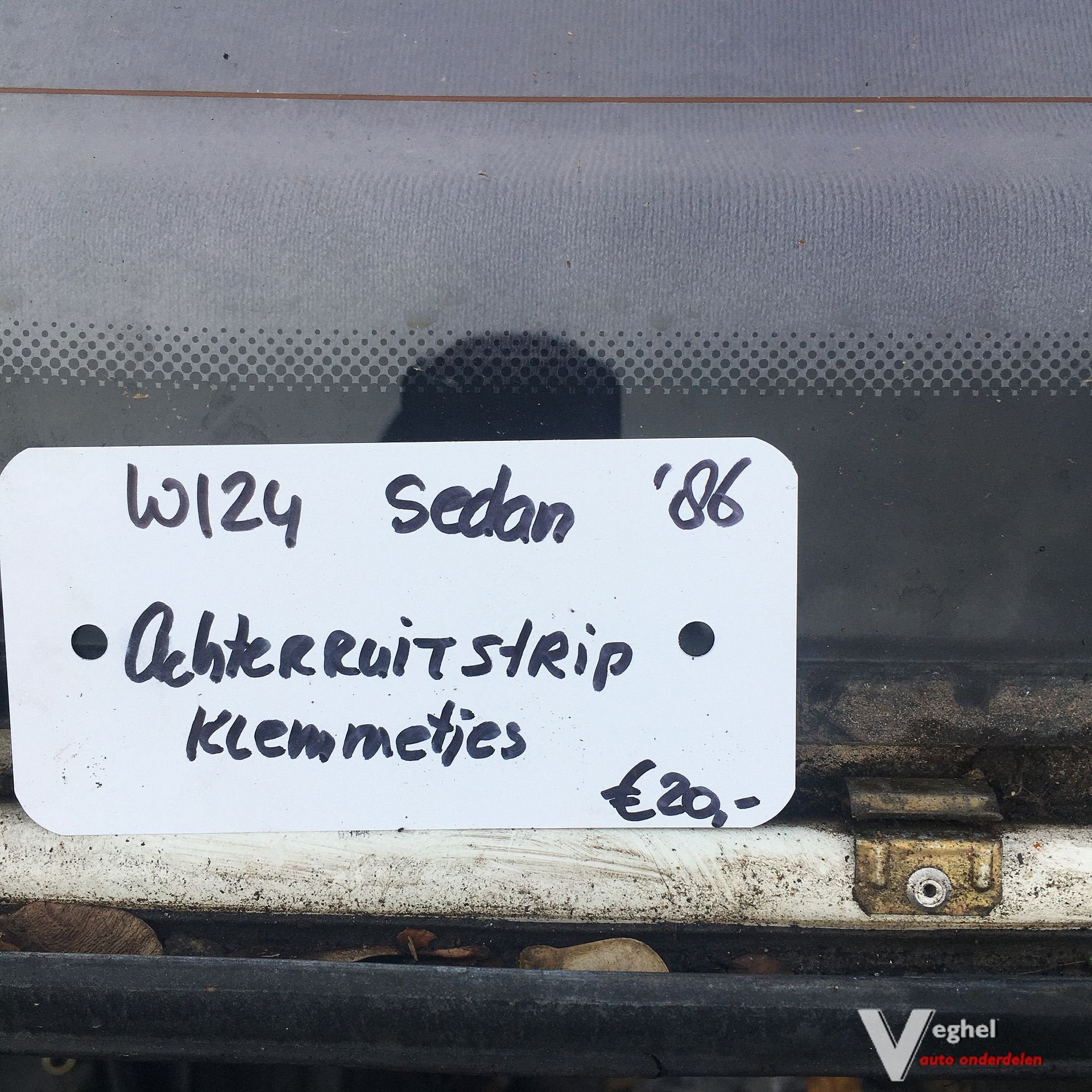 Mercedes W124 Sedan  1986  Klemmetjes TBV Strip onder achter, -, Utilisé, -, -