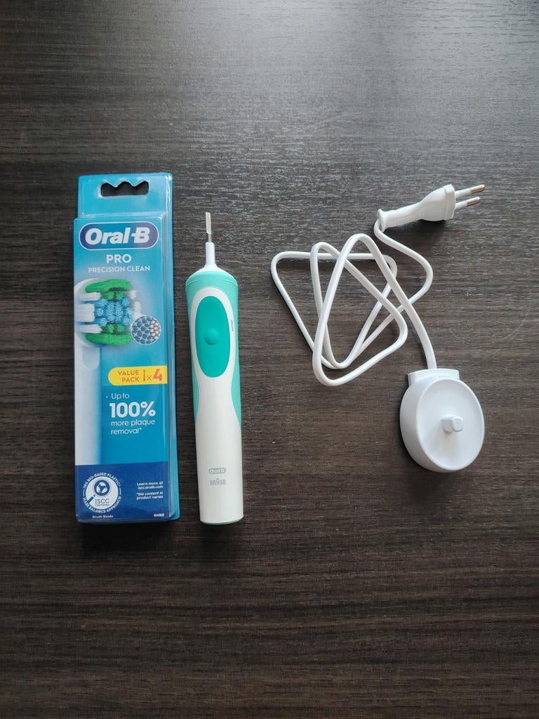 Brosse à dent électrique ORAL B + 4 têtes neuves + chargeur, Enlèvement