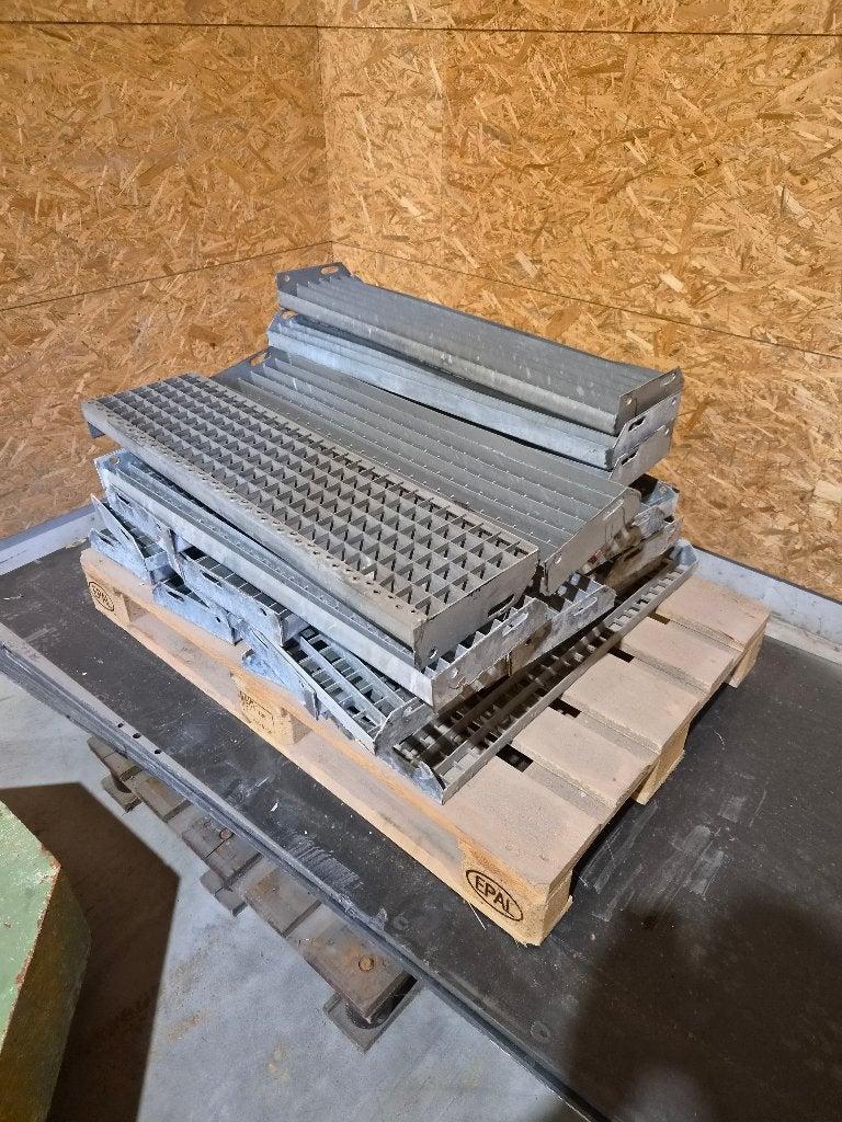 Gegalvaniseerde traptreden, Ophalen, Gebruikt, Trap, Minder dan 2 meter