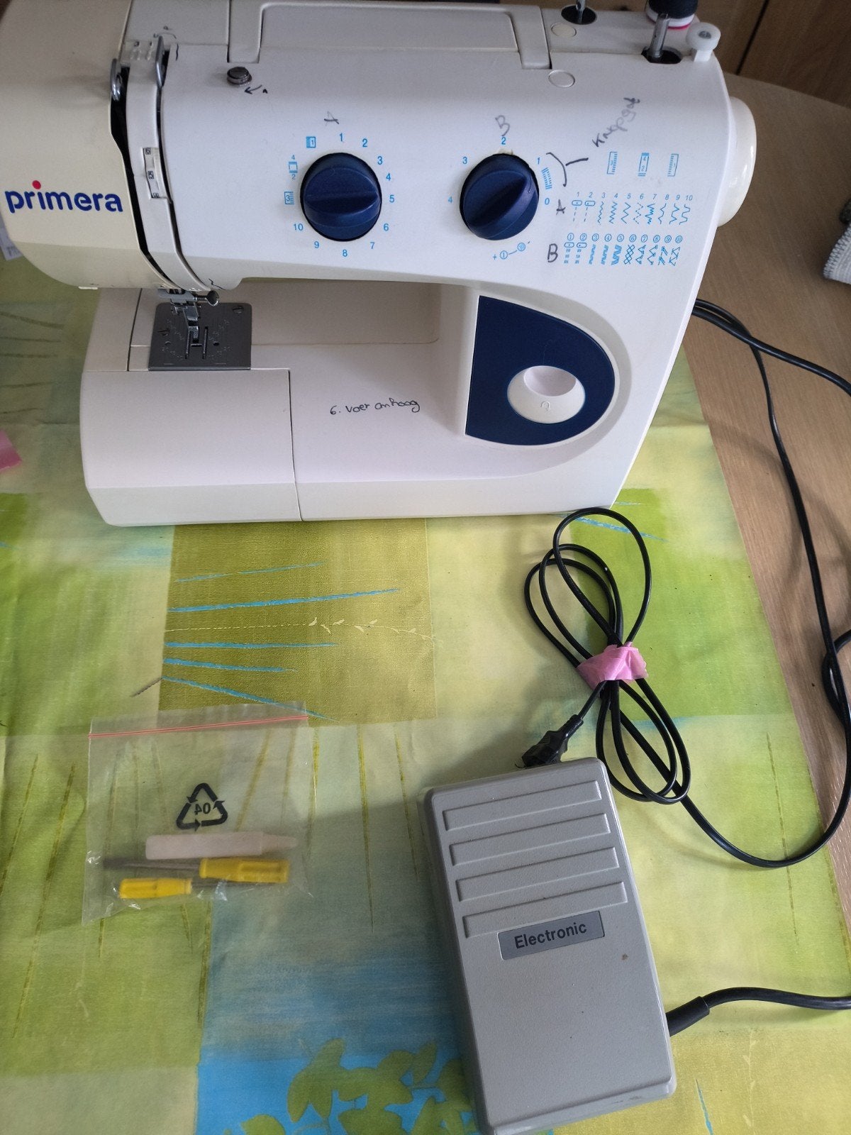 Primera naaimachine met pedaal en toebehoren, Ophalen, Gebruikt, Naaimachine, Overige merken