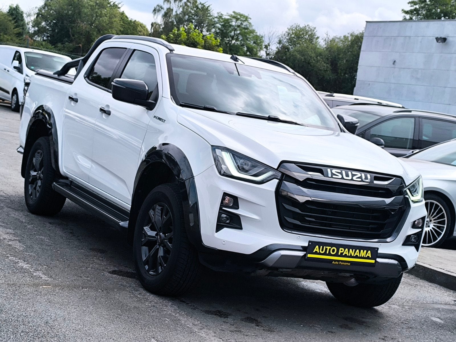 Isuzu D-Max 1.9 TD 4WD B.AUTO V-CROSS BLACKWHİTE 163CV, Auto's, Automaat, 4 cilinders, Wit, Bedrijf