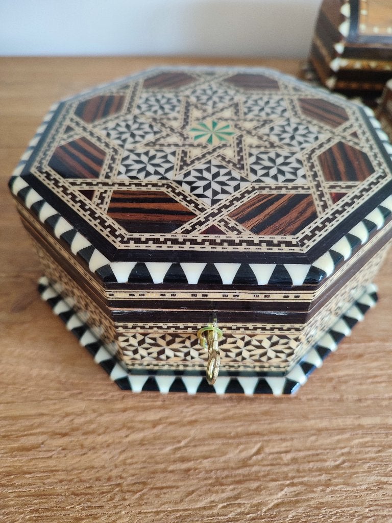 Marqueterie de Grenade, Taracea. Boîte à bijoux avec miroir, Antiquités & Art, Bois, Enlèvement ou Envoi, Fait main, Autres sujets