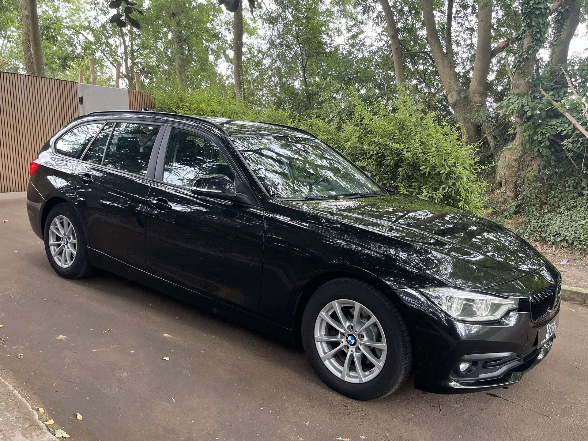 BMW 318 Facelift-Full Led-Navigatie-BT-Parkeersensoren-16", Auto's, BMW, 100 kW, 4 cilinders, 136 pk, Zwart
