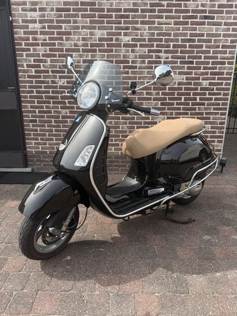 Vespa GTS 125 / Top case + Windschermen, Scooter, Gebruikt, Particulier, 125 cc