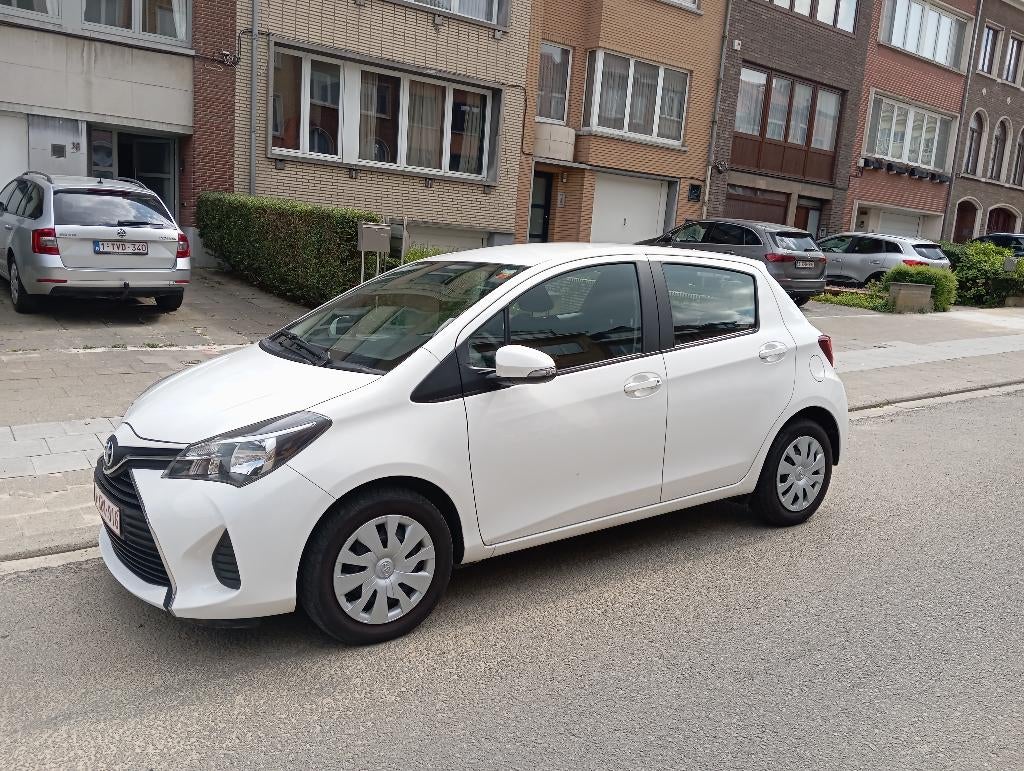 Toyota Yaris essence autom. 32800 km carpass, Autos, Achat, Euro 6, Carnet d'entretien, Noir